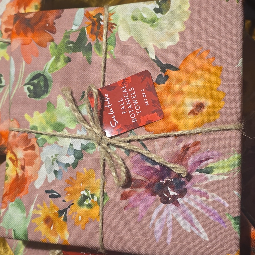♥️BUY 2 GET 1 FREE Sur La Table Fall Botanical Towels, Set of 2, Retail $29.95 - Picture 7 of 8
